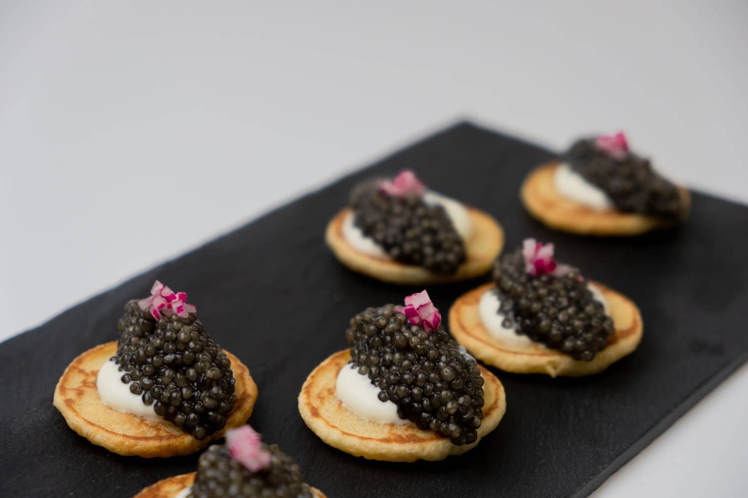 Kaviar auf warmen Blinis - Imperial Caviar GmbH