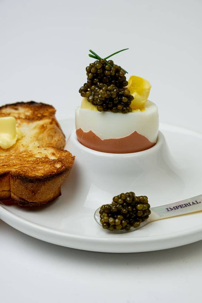 Frühstücksei mit Imperial Caviar und gebuttertem Toast - Imperial ...