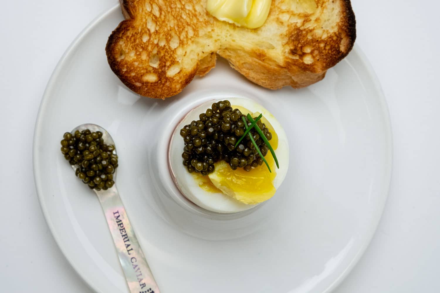 Frühstücksei mit Imperial Caviar und gebuttertem Toast - Imperial ...